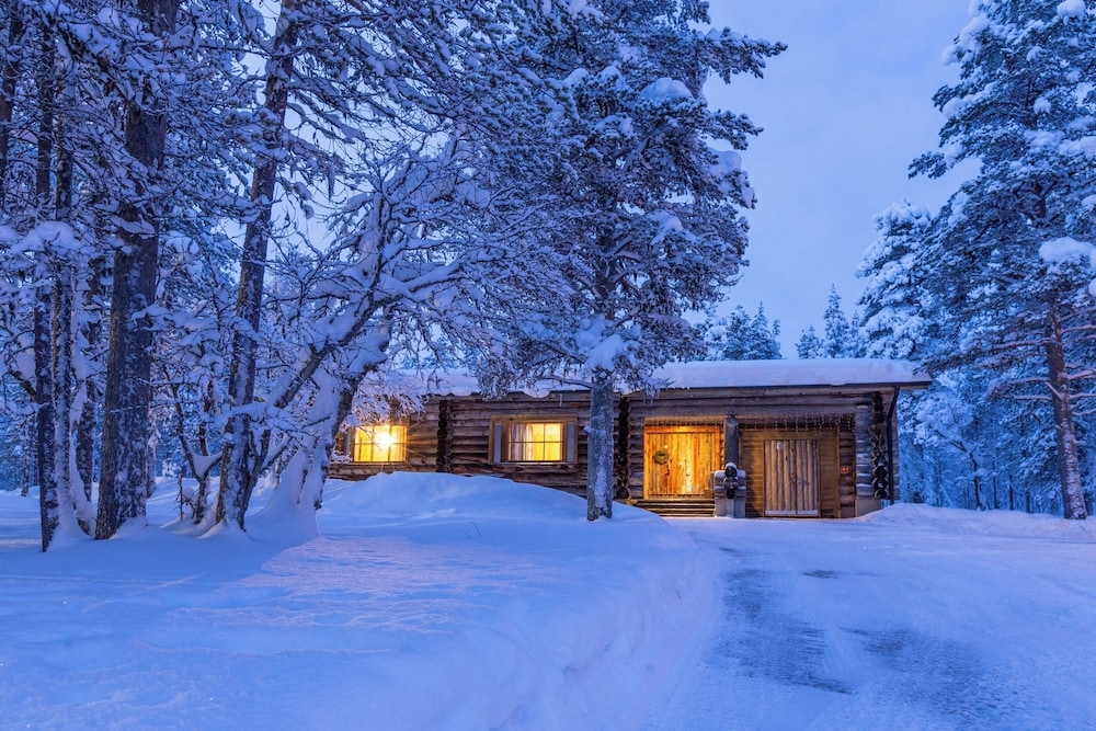 숙박 시설 정면 - 저녁/밤