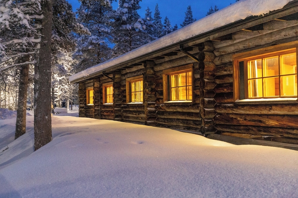 숙박 시설 정면 - 저녁/밤