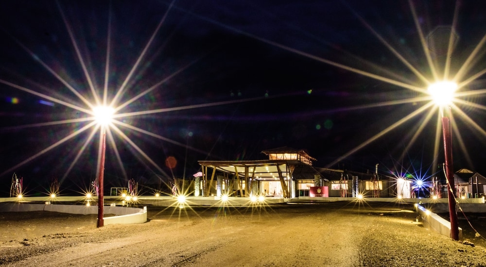 숙박 시설 정면 - 저녁/밤