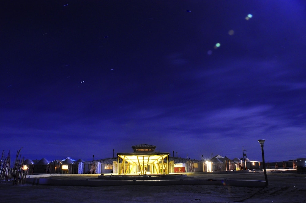 숙박 시설 정면 - 저녁/밤