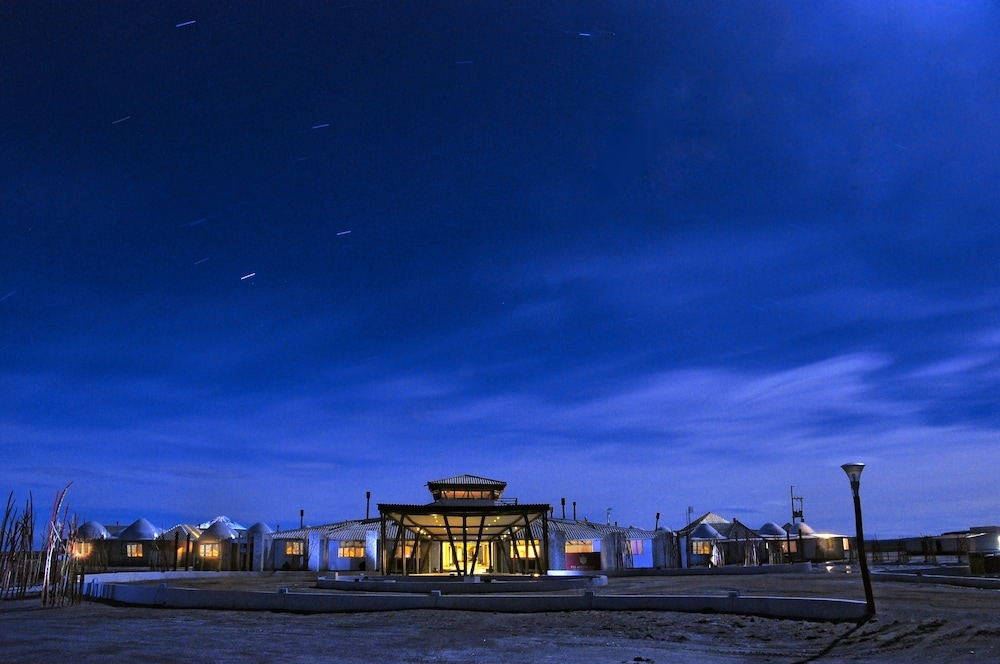 숙박 시설 정면 - 저녁/밤