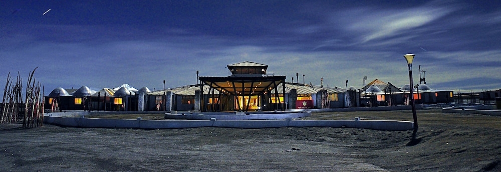 숙박 시설 정면 - 저녁/밤