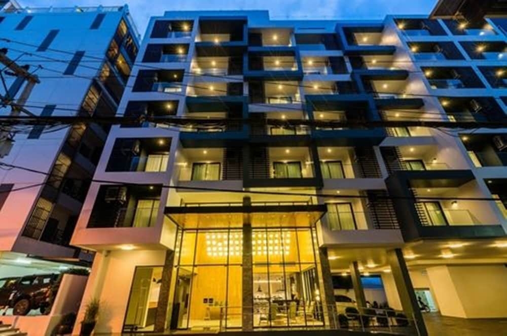 숙박 시설 정면 - 저녁/밤