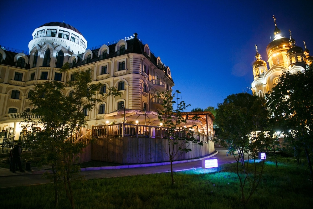 숙박 시설 정면 - 저녁/밤