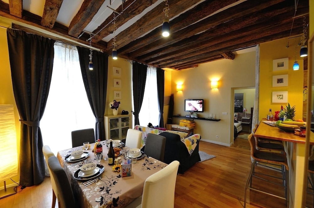 객실 내 식사 공간