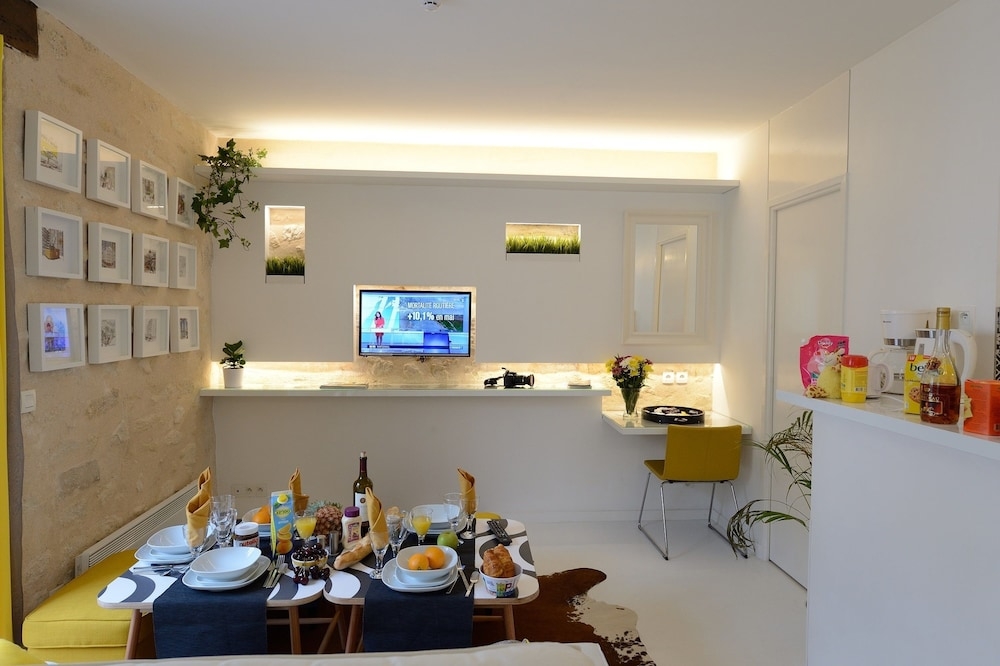 객실 내 식사 공간