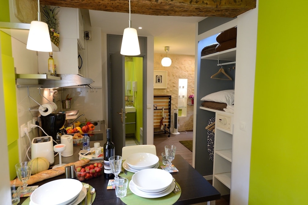 객실 내 식사 공간