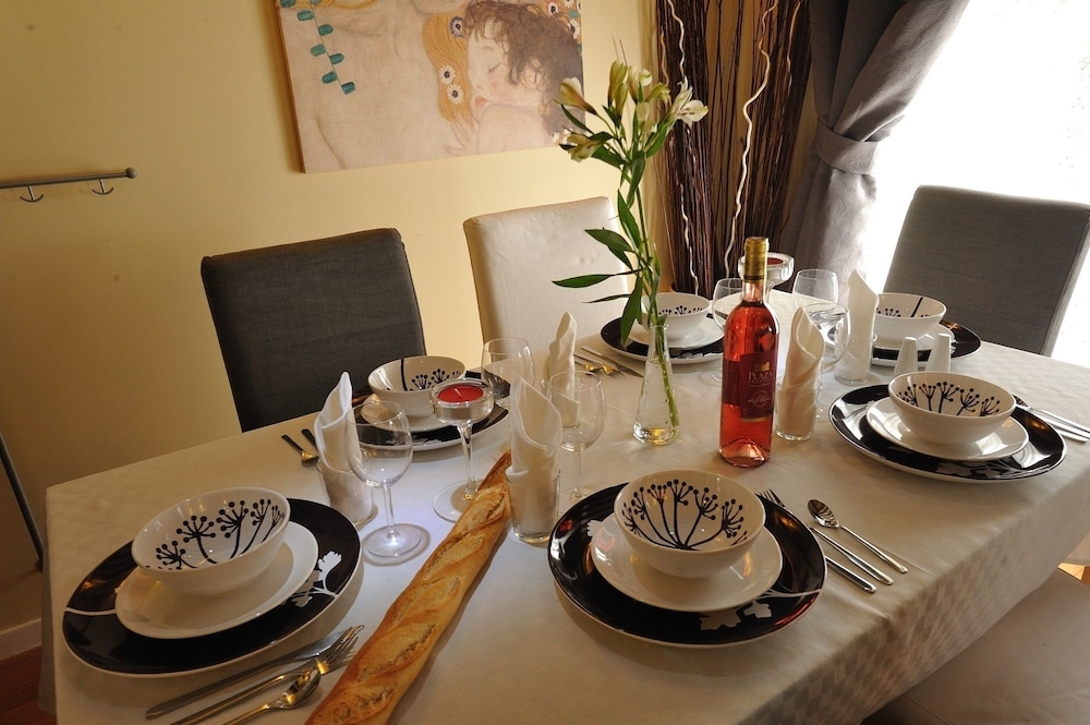 객실 내 식사 공간