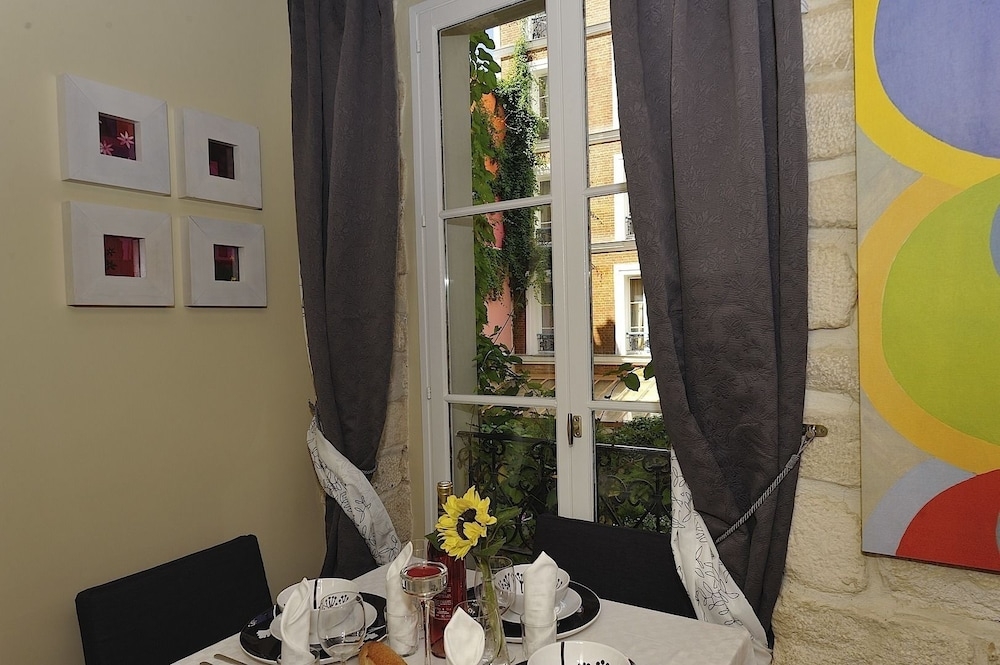 객실 내 식사 공간