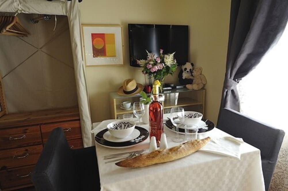 객실 내 식사 공간