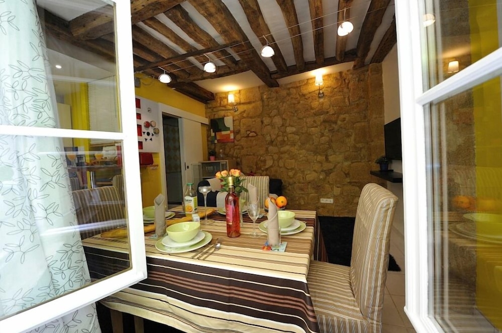 객실 내 식사 공간