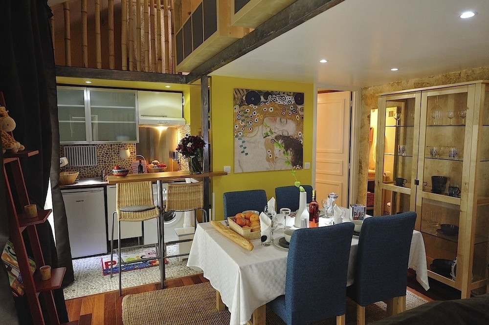 객실 내 식사 공간