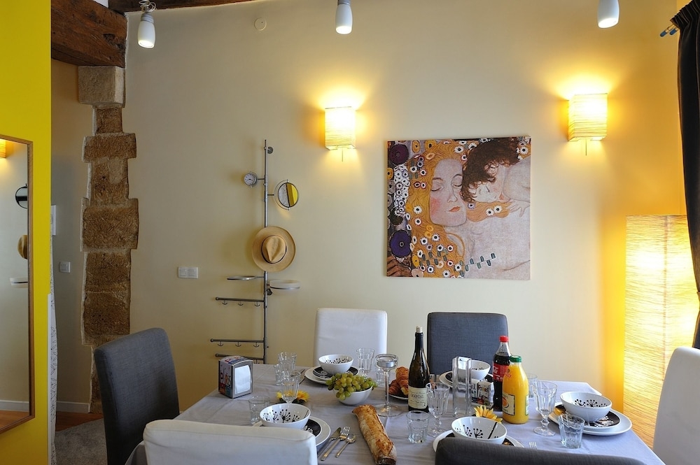 객실 내 식사 공간