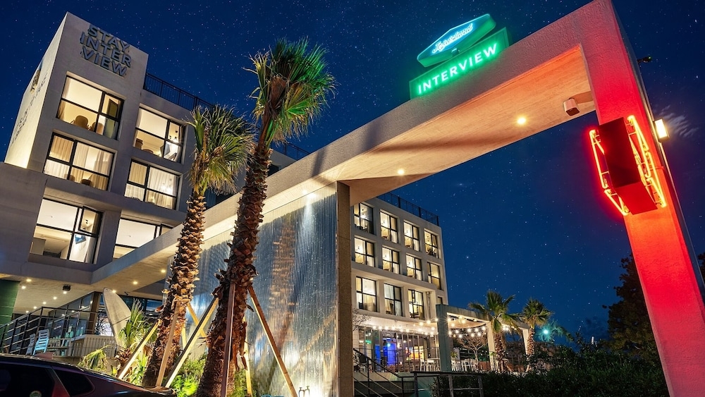 숙박 시설 정면 - 저녁/밤