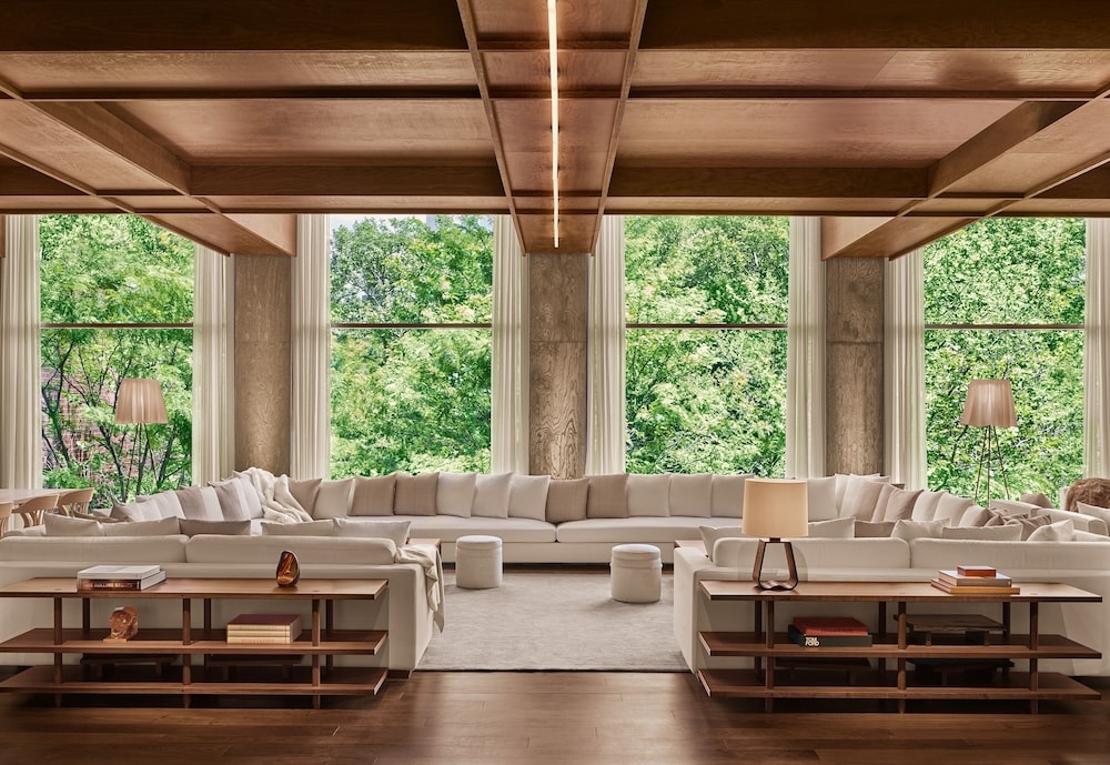 퍼블릭, 언 이안 슈레거 호텔