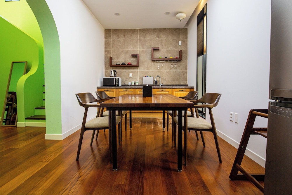 객실 내 식사 공간