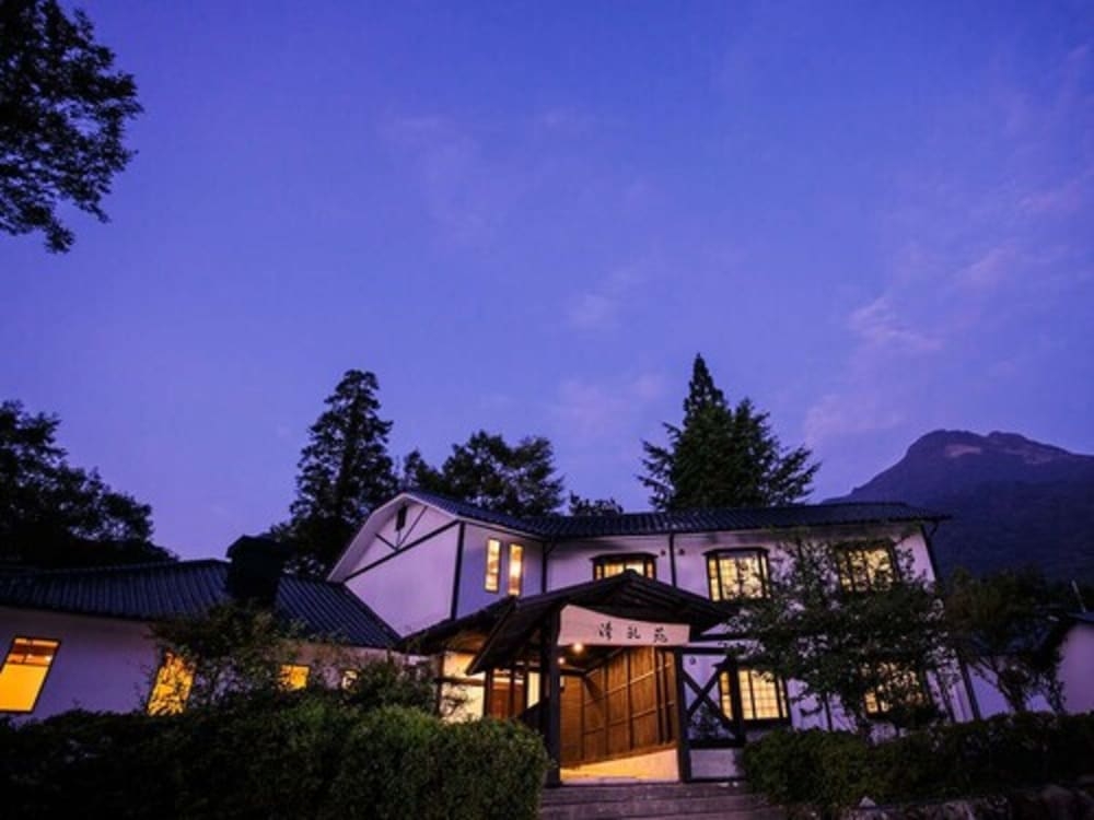 숙박 시설 정면 - 저녁/밤