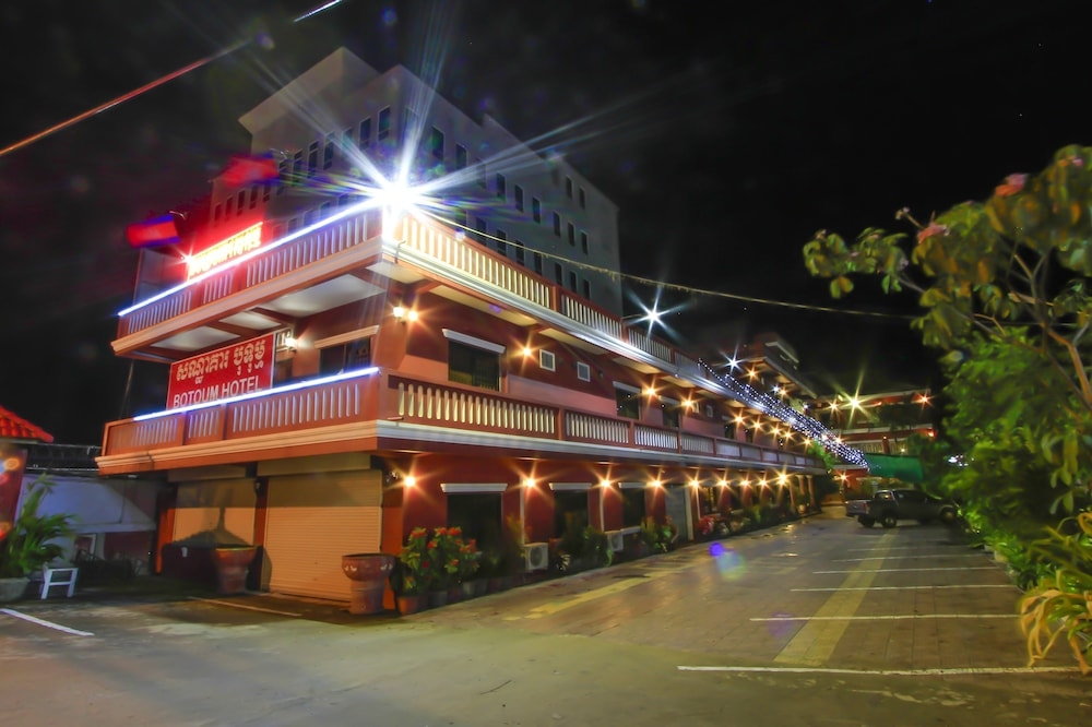 숙박 시설 정면 - 저녁/밤