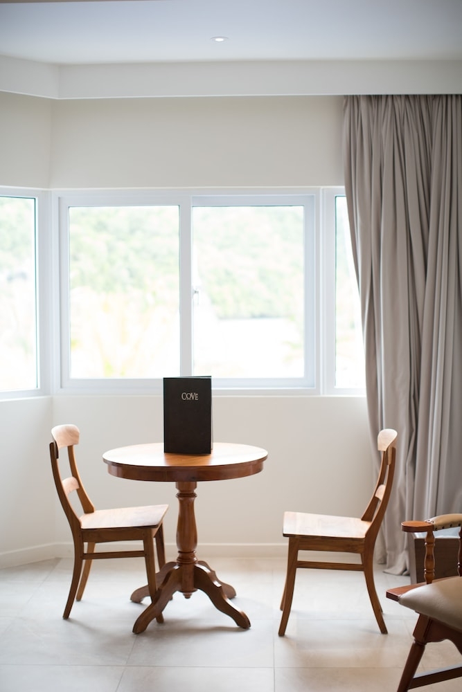 객실 내 식사 공간