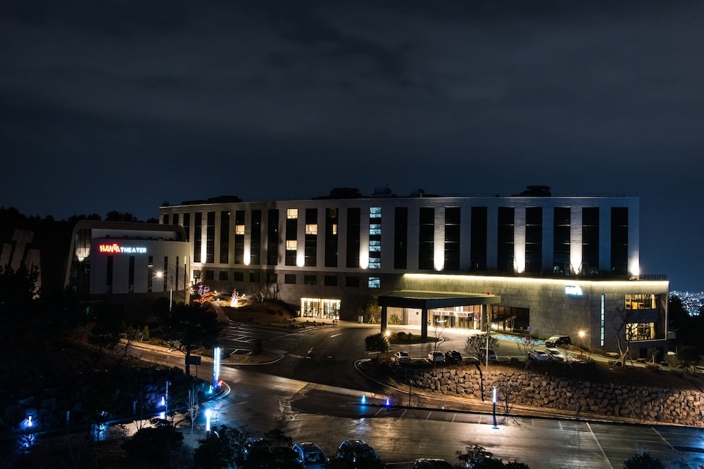 숙박 시설 정면 - 저녁/밤