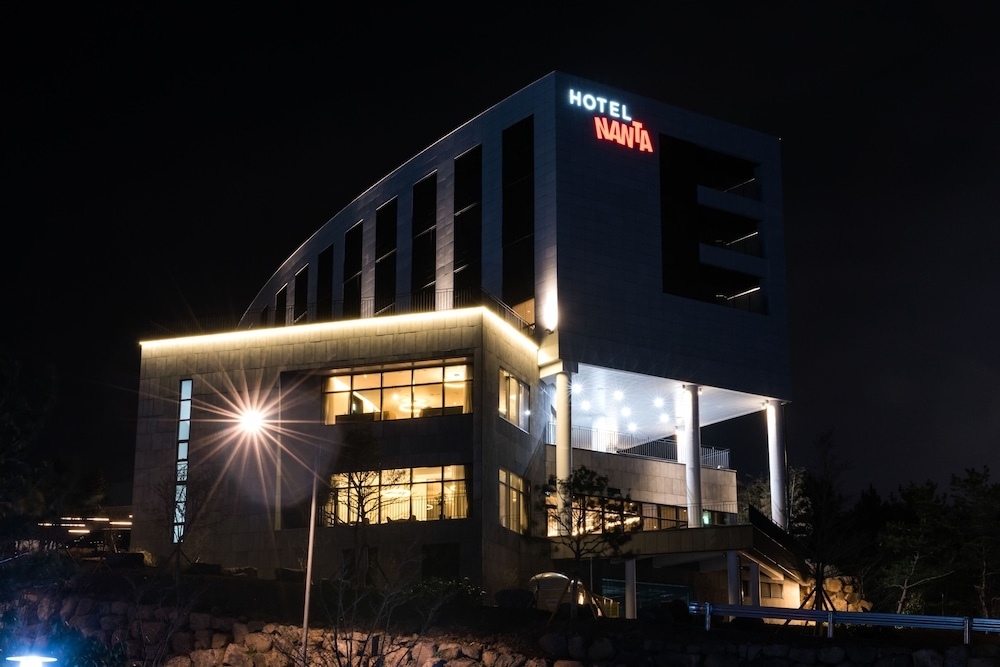 숙박 시설 정면 - 저녁/밤