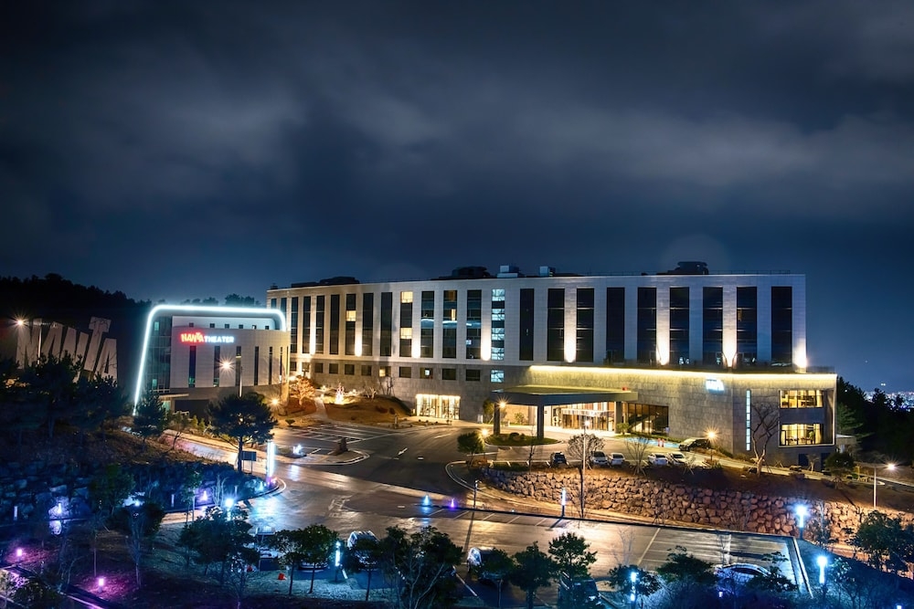 숙박 시설 정면 - 저녁/밤