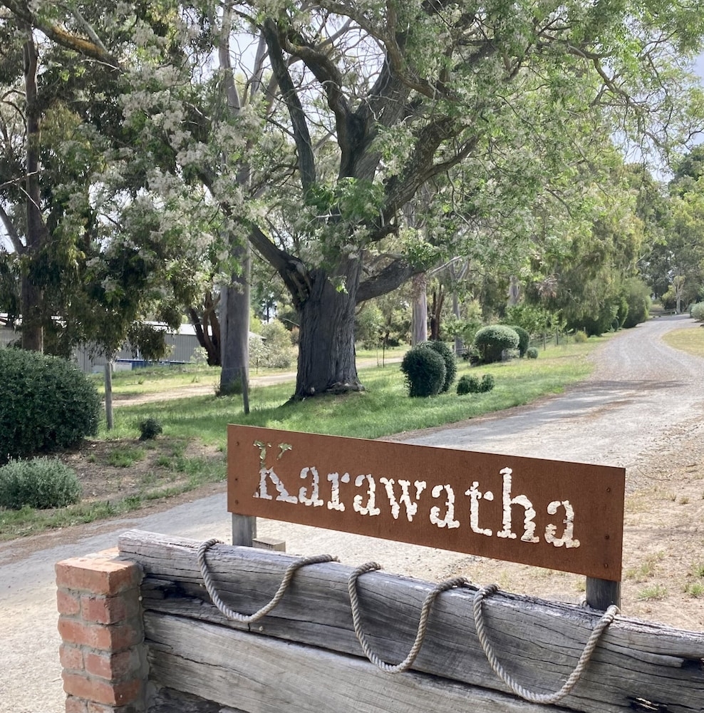 숙박 시설 입구