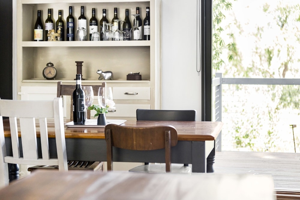 객실 내 식사 공간