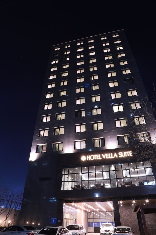 숙박 시설 정면 - 저녁/밤