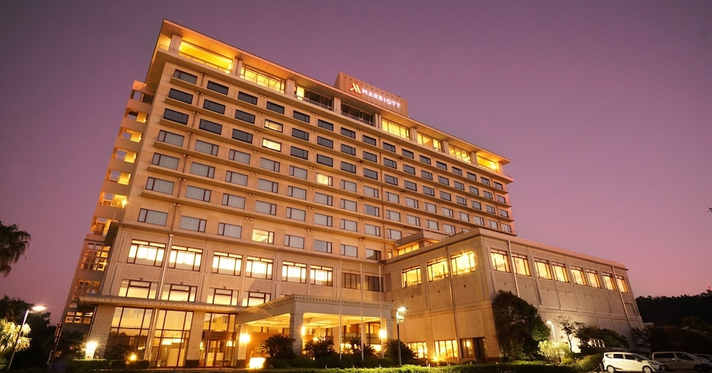 숙박 시설 정면 - 저녁/밤