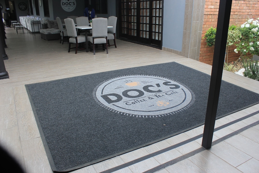 숙박 시설 정면 - 저녁/밤