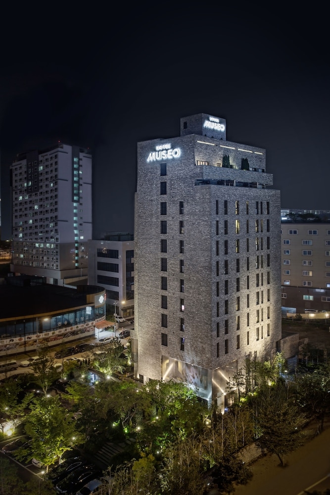 숙박 시설 정면 - 저녁/밤