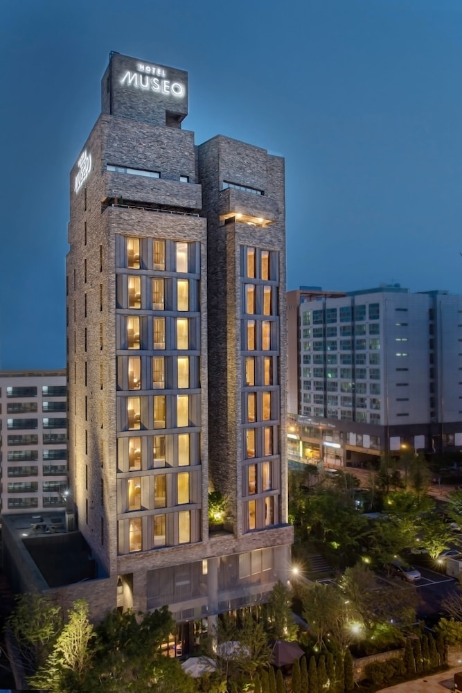 숙박 시설 정면 - 저녁/밤