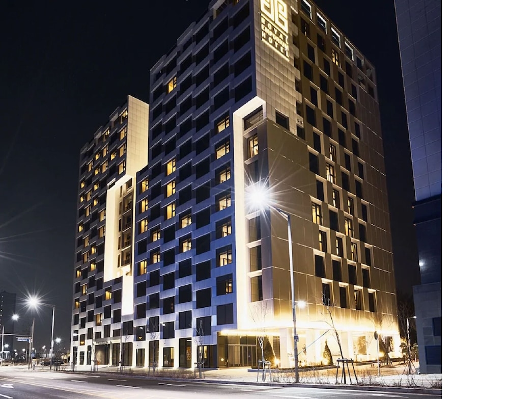 숙박 시설 정면 - 저녁/밤