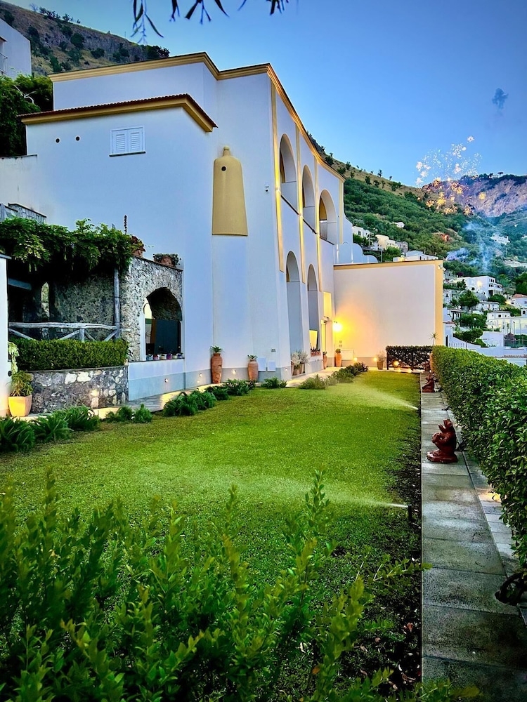 숙박 시설 정면 - 저녁/밤