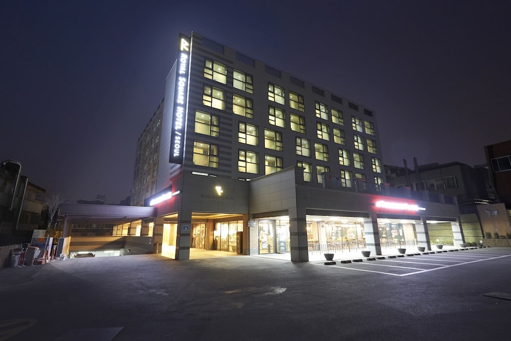 숙박 시설 정면 - 저녁/밤