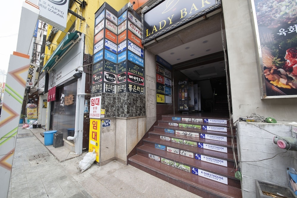 숙박 시설 입구