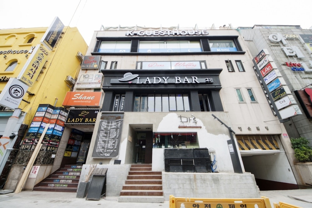 숙박 시설 입구