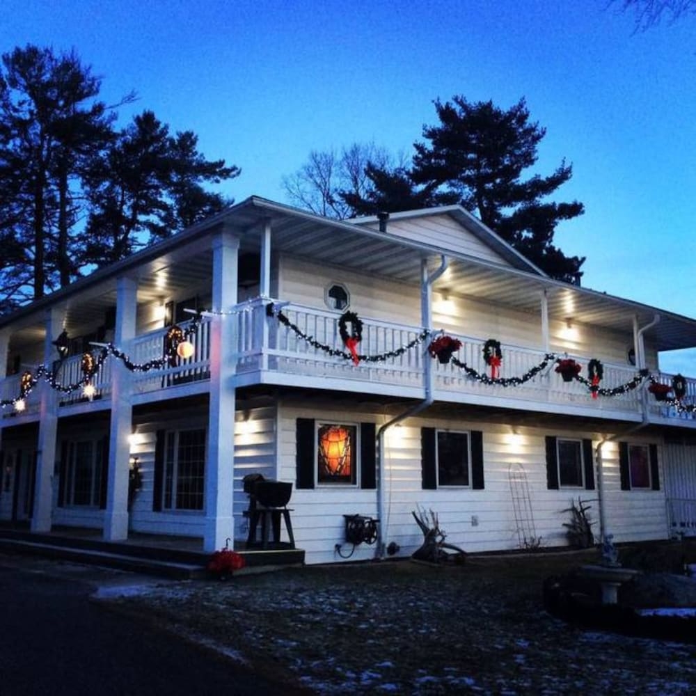 숙박 시설 정면 - 저녁/밤