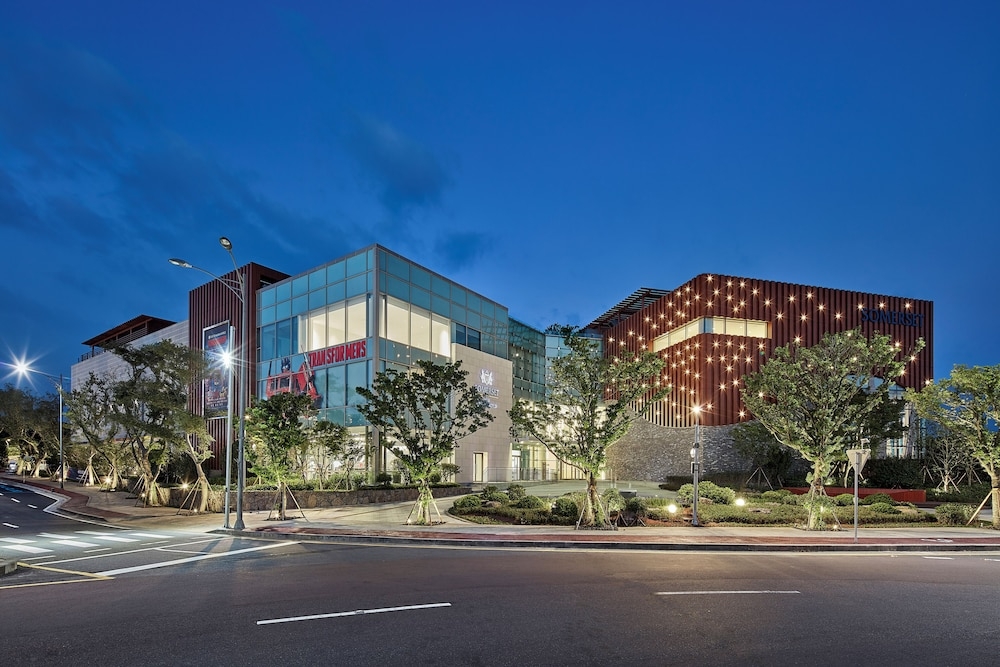 숙박 시설 정면 - 저녁/밤