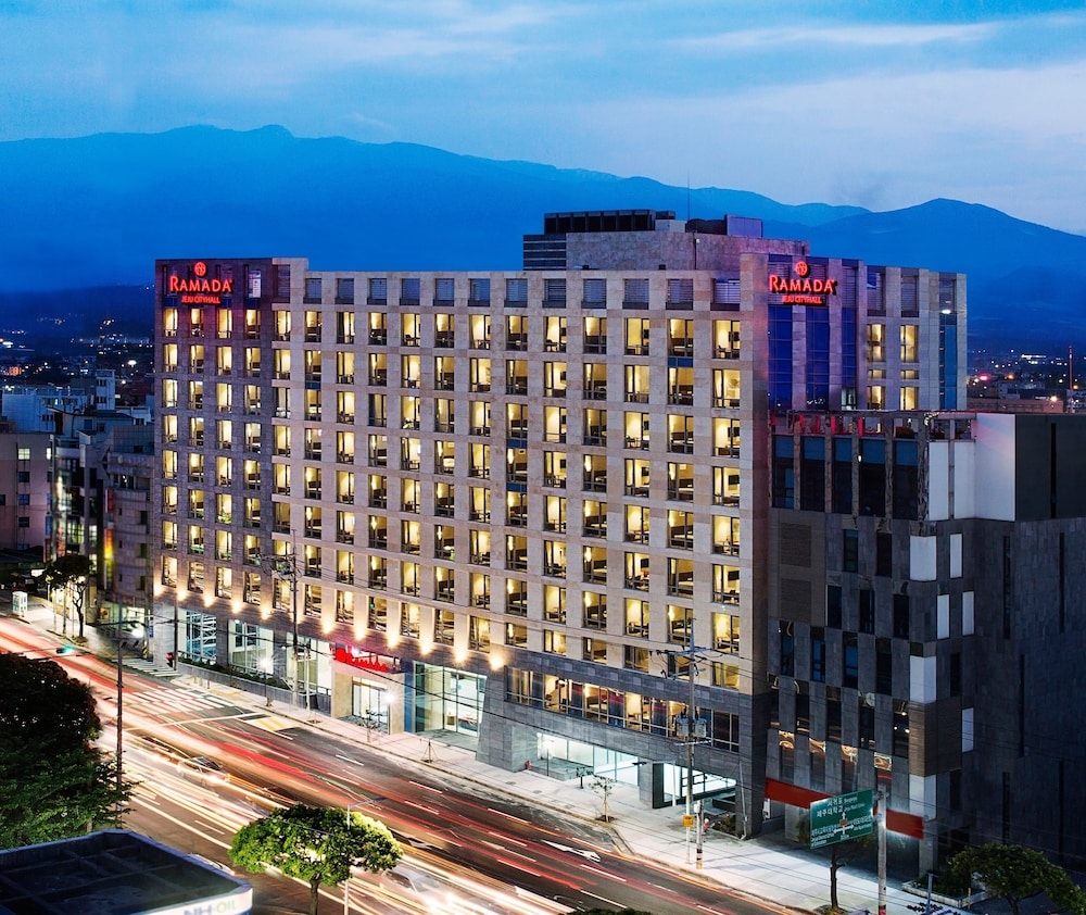 숙박 시설 정면 - 저녁/밤