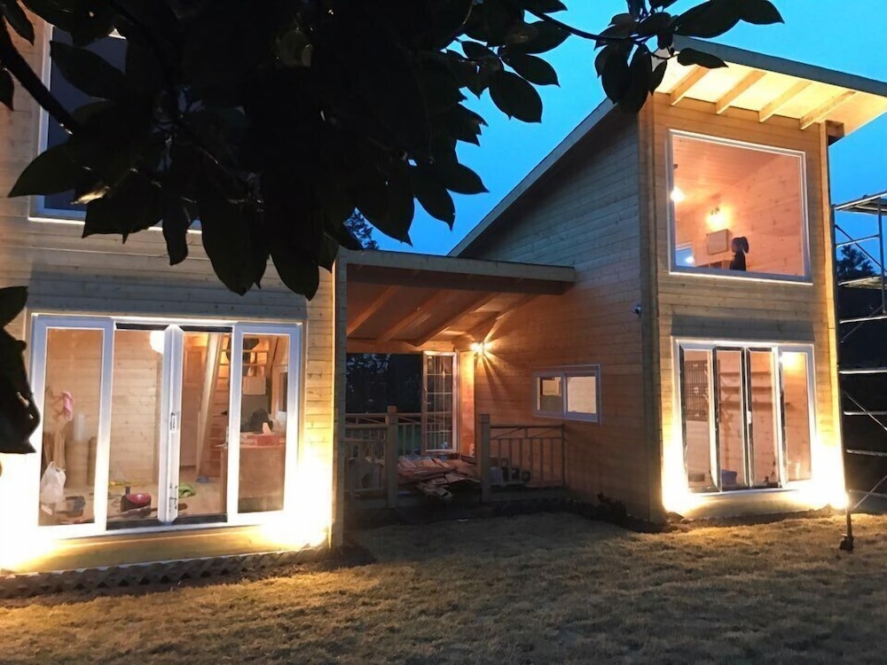 숙박 시설 정면 - 저녁/밤