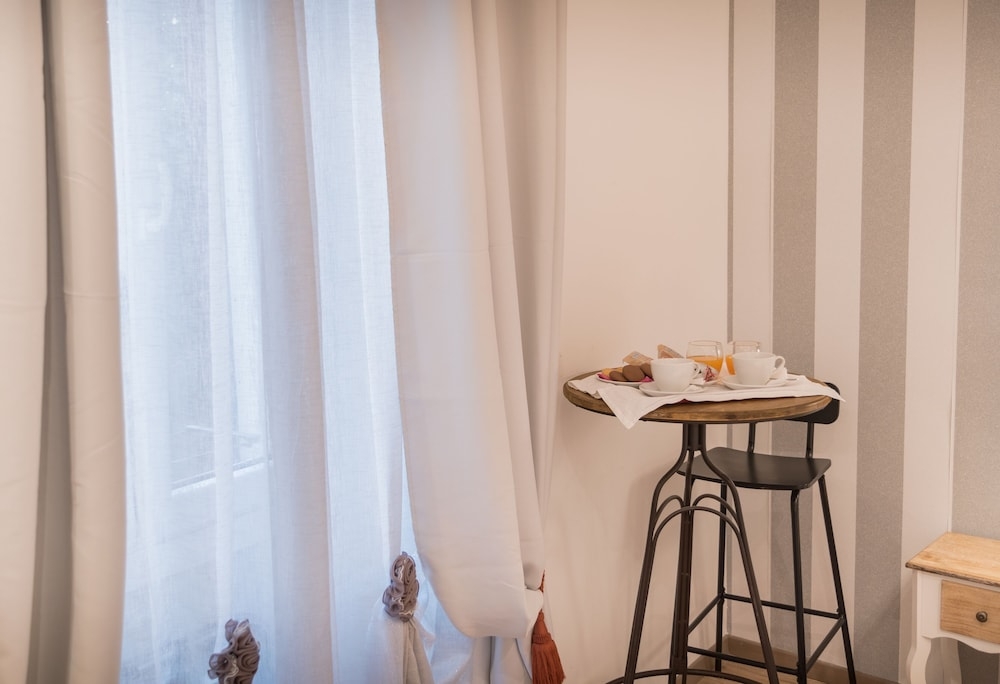 객실 내 식사 공간