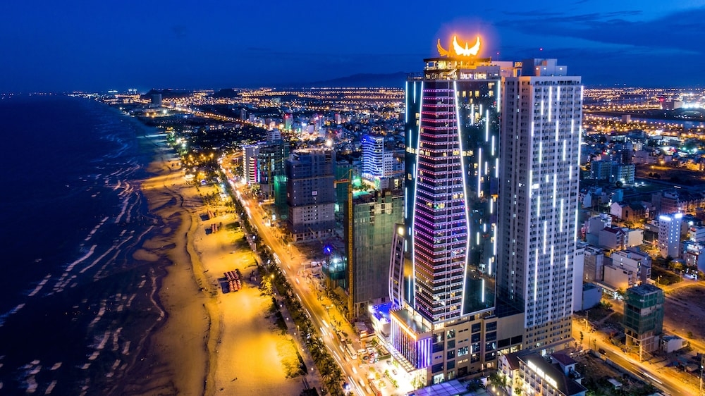 숙박 시설 정면 - 저녁/밤