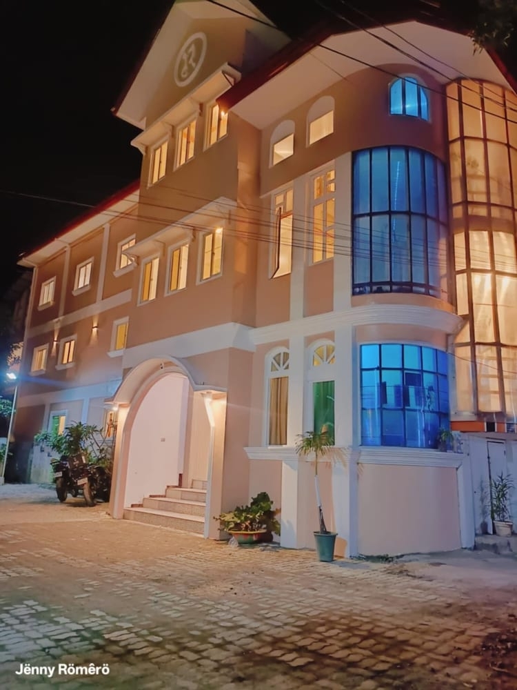 숙박 시설 정면 - 저녁/밤