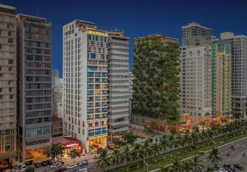 숙박 시설 정면 - 저녁/밤