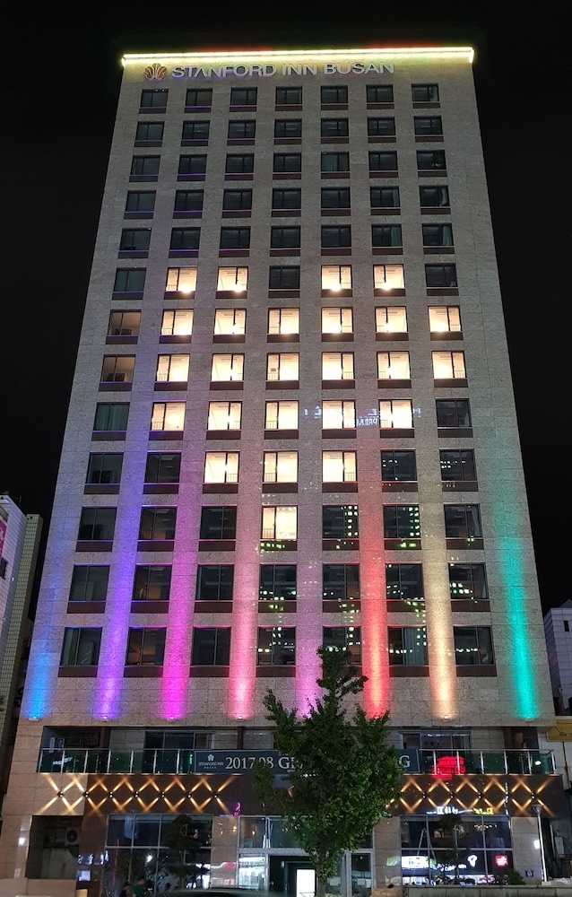 숙박 시설 정면 - 저녁/밤