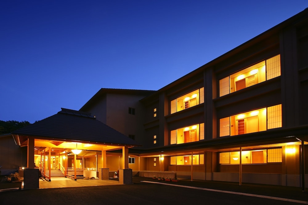 숙박 시설 정면 - 저녁/밤