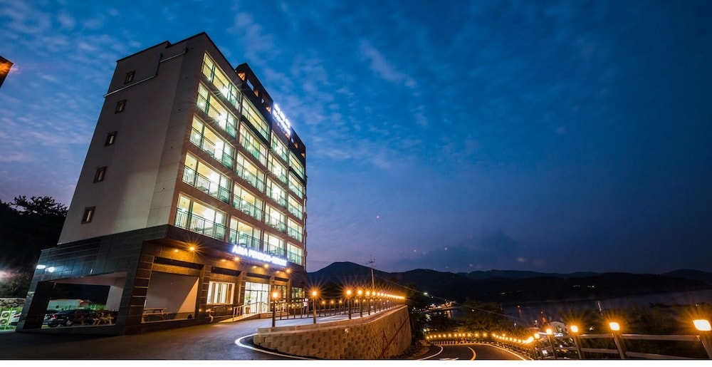 숙박 시설 정면 - 저녁/밤