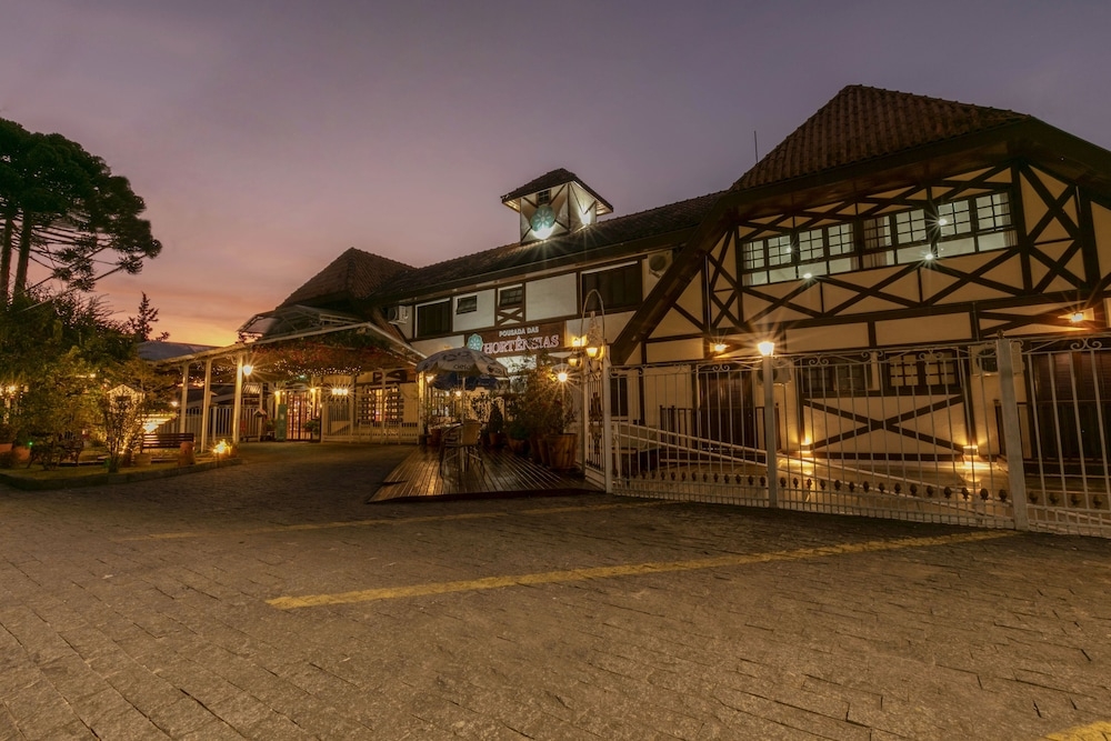 숙박 시설 정면 - 저녁/밤